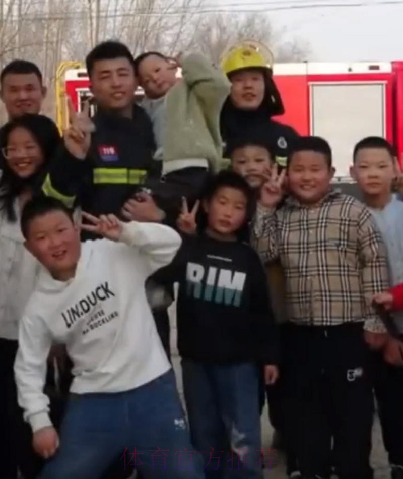 为消防车带路的少年,想当职业足球运动员 为消防车带路的少年,想当职业足球运动员